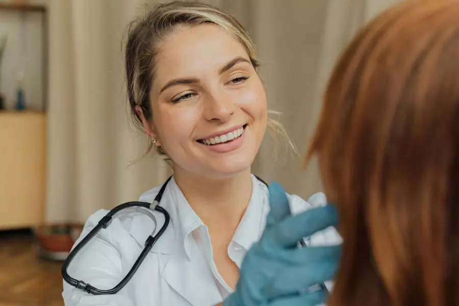 Consultation dermathologue acné - sosacne.fr