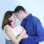 Parents aux petits soins de leur nourrisson car il y de l'acné