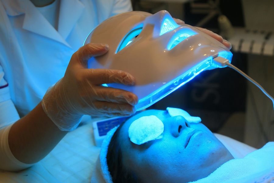 traitement acné avec lumière - sosacne.fr